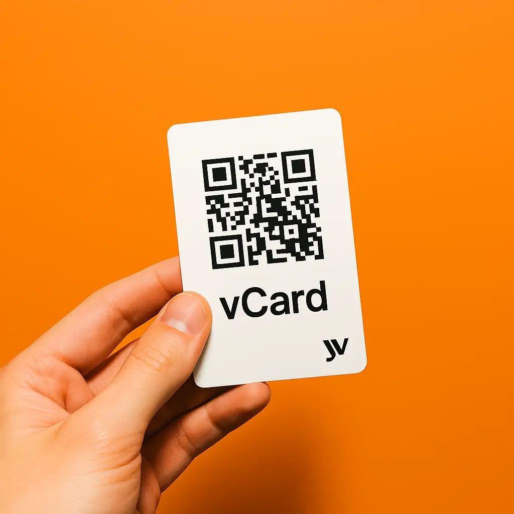 Hand hält eine vCard mit QR-Code vor einem Hintergrund in Markenfarbe Orange 