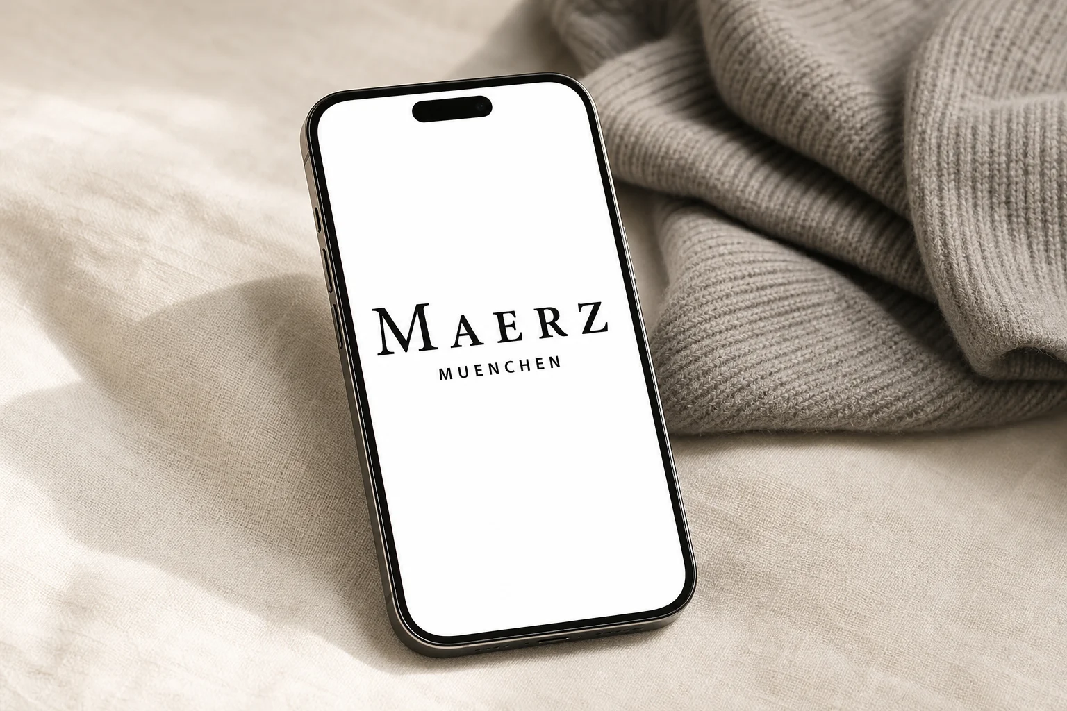 MAERZ München Kundenstory – Logo der Modemarke auf dem Smartphone als Vorschau der digitalen Visitenkarten
