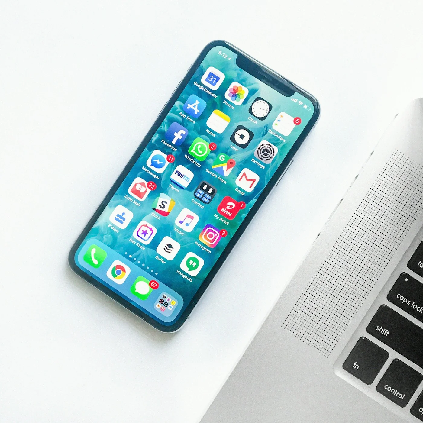Smartphone griffbereit – Kontakt digital teilen statt Karte suchen