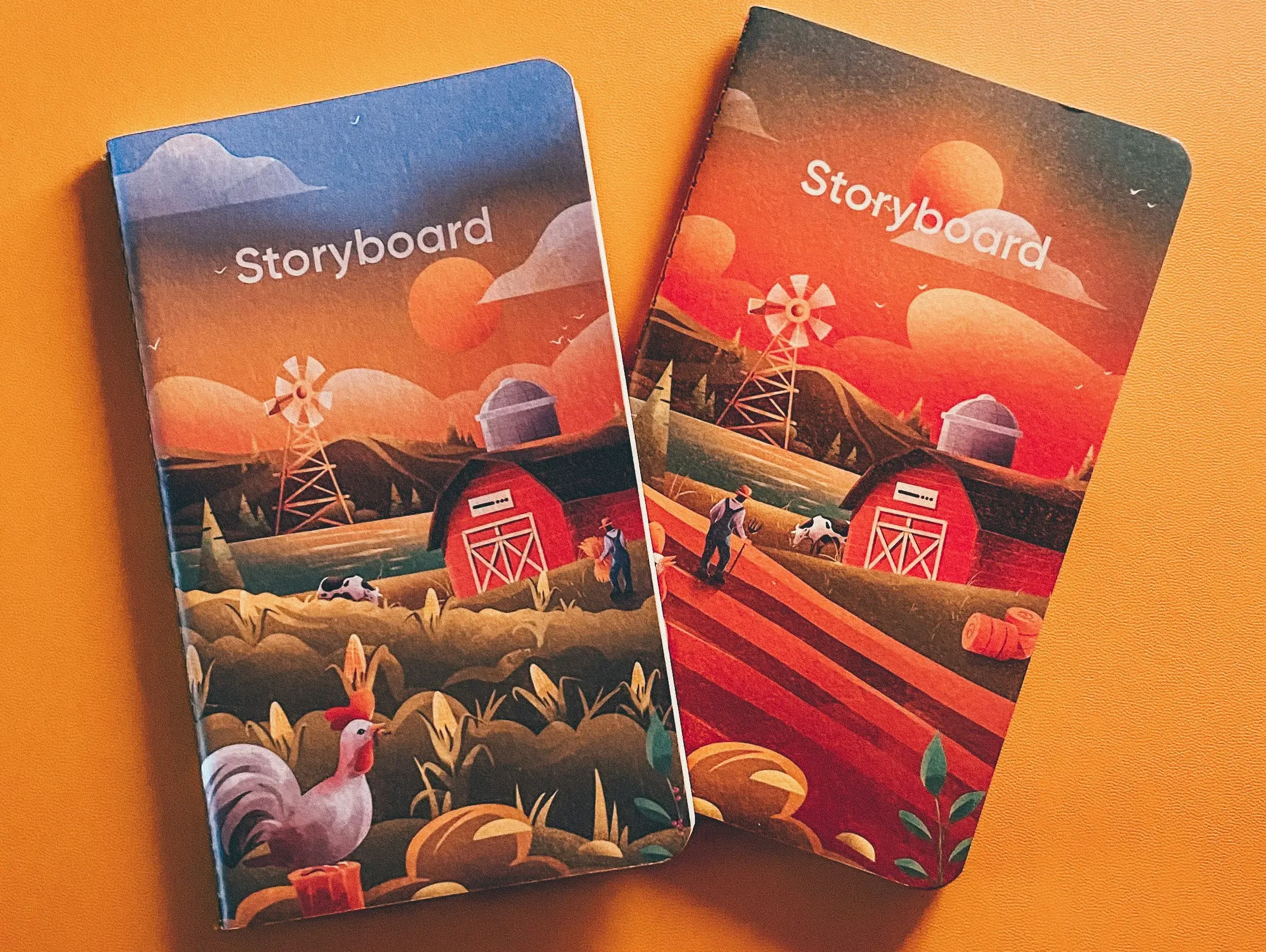 Zwei bunte Notizbücher mit dem Titel ‚Storyboard‘ auf orangem Hintergrund – Symbol für Storytelling und Struktur.