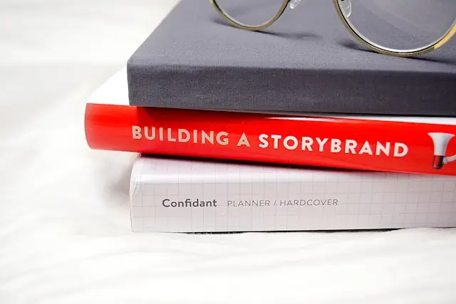 Buch mit dem Titel ‚Building a Storybrand‘ auf einem hellen Untergrund